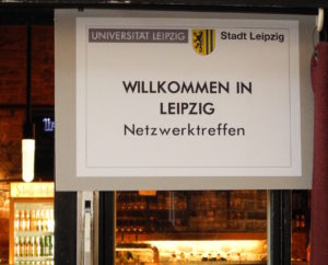 Sign on a door with the inscription "Welcome to Leipzig:Netzwerktreffen".