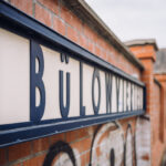 Mauer mit der Aufschrift "Bülowviertel"