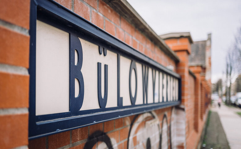 Mauer mit der Aufschrift "Bülowviertel"